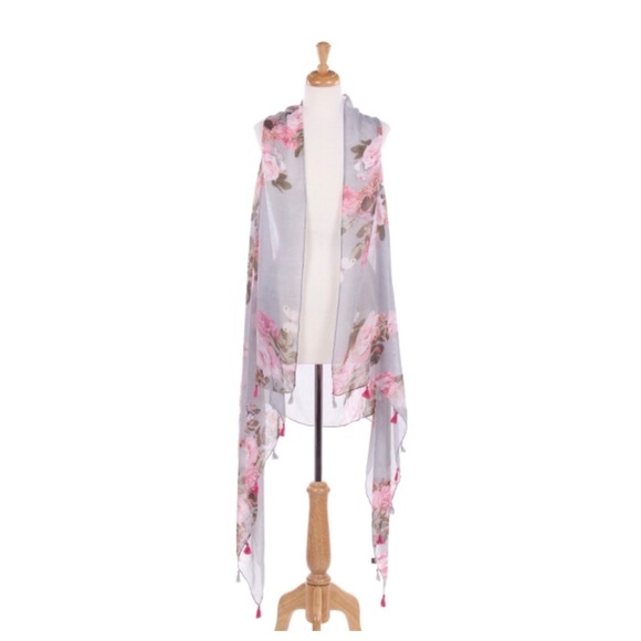 Sleeveless vest with a large floral print. - Picture 1 of 3